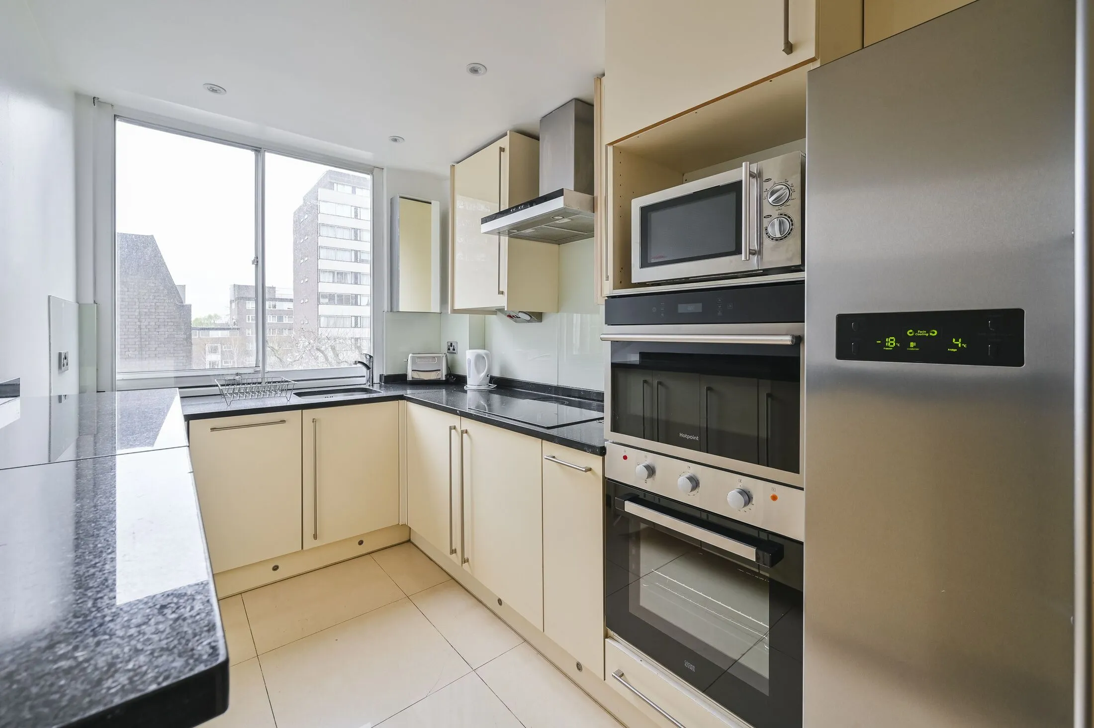 Flat Cambridge Square in City of Westminster