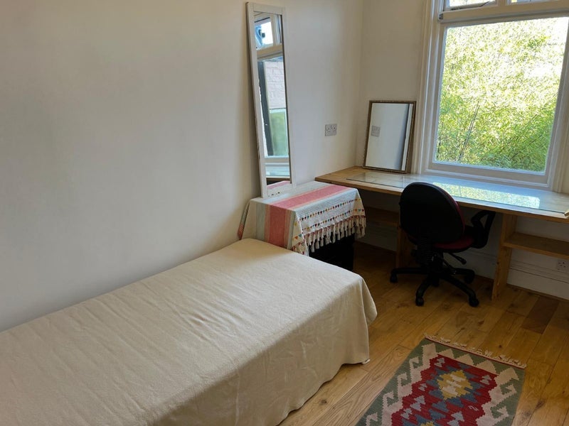 Room Greyhound Road in Greater London