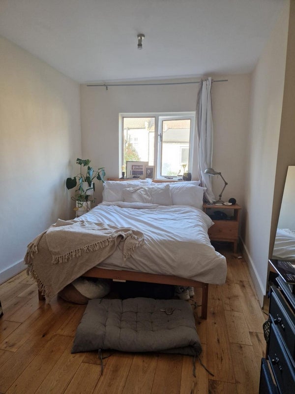 Room Greyhound Road in Greater London