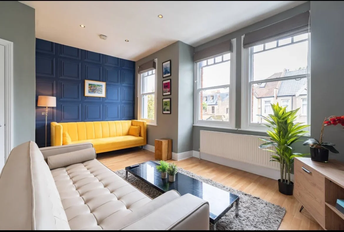Flat Nascot Street in Greater London