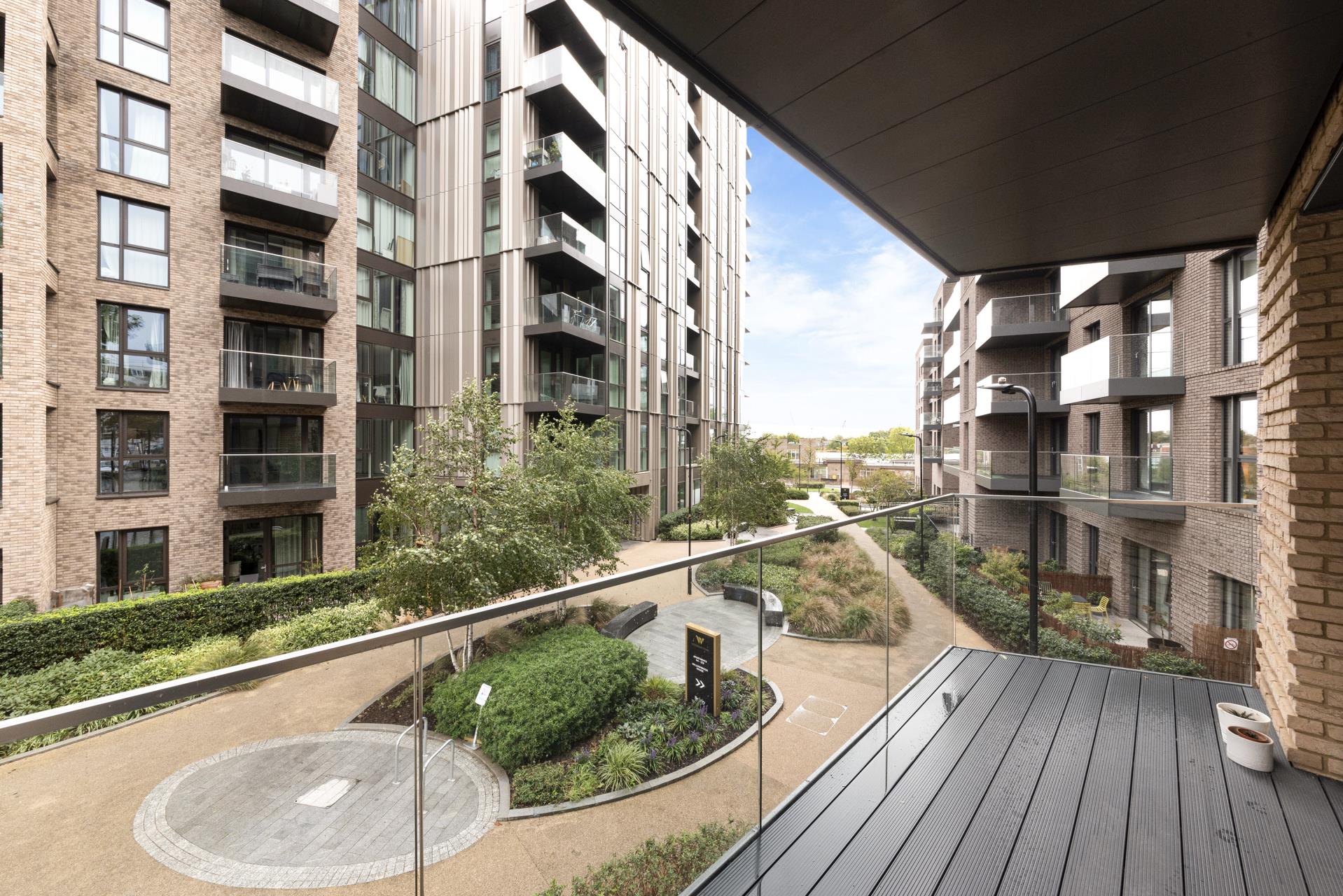 Flat Coster Avenue in Greater London
