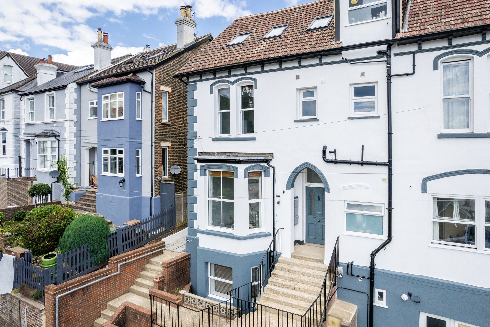 Flat Grovehill Road in Reigate and Banstead