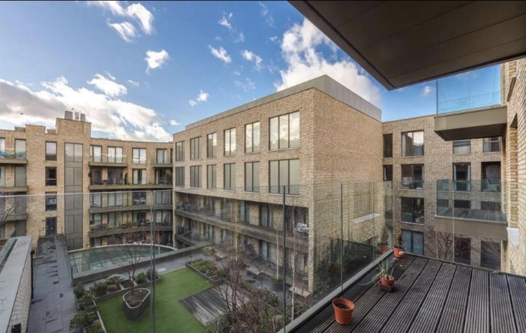 Flat Queen Caroline Street in Greater London