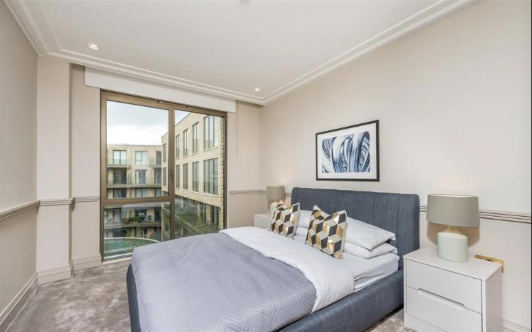 Flat Queen Caroline Street in Greater London