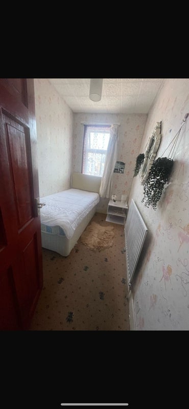 Room Burges Road in Greater London