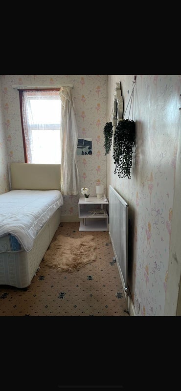 Room Burges Road in Greater London
