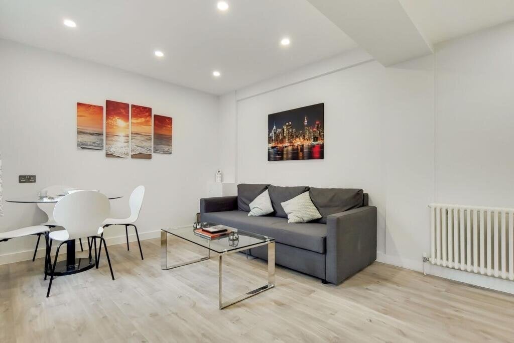 Flat Lucan Place in Greater London