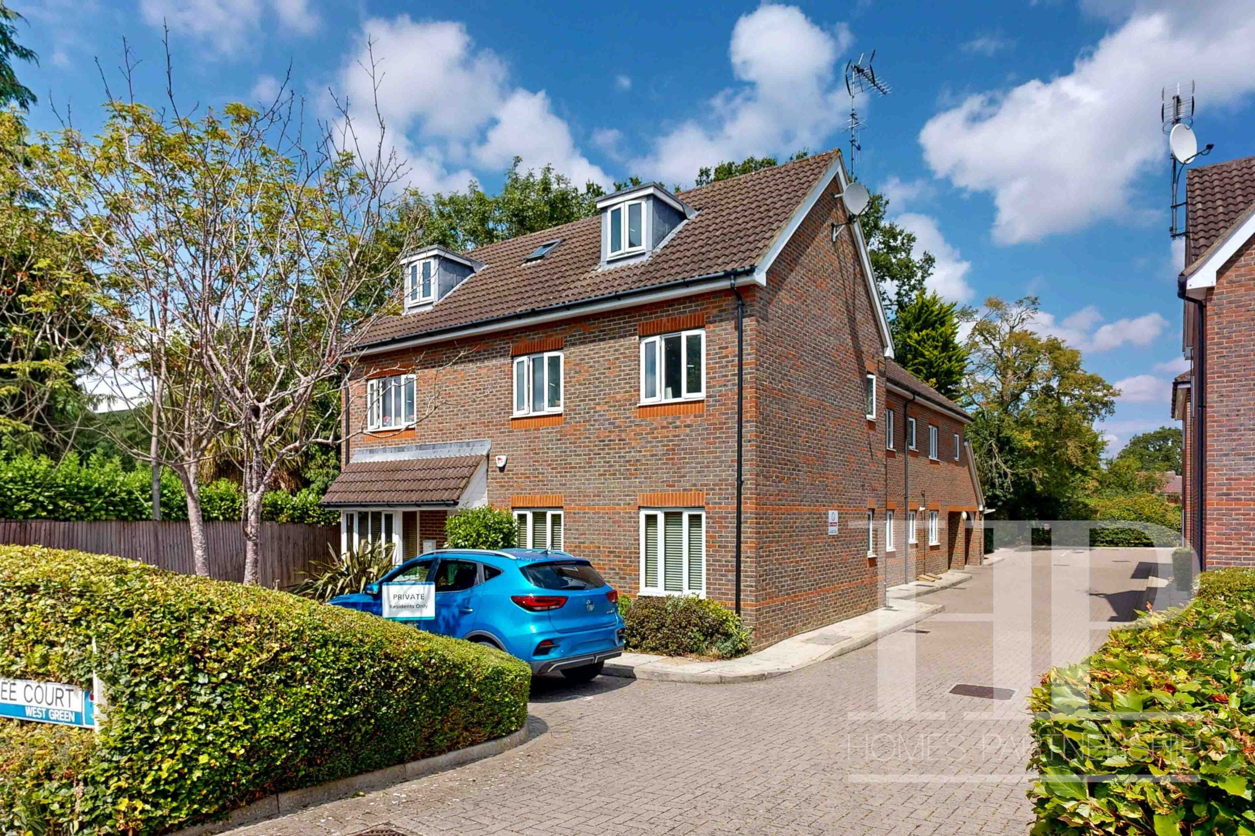 Flat Crabtree Court in Crawley