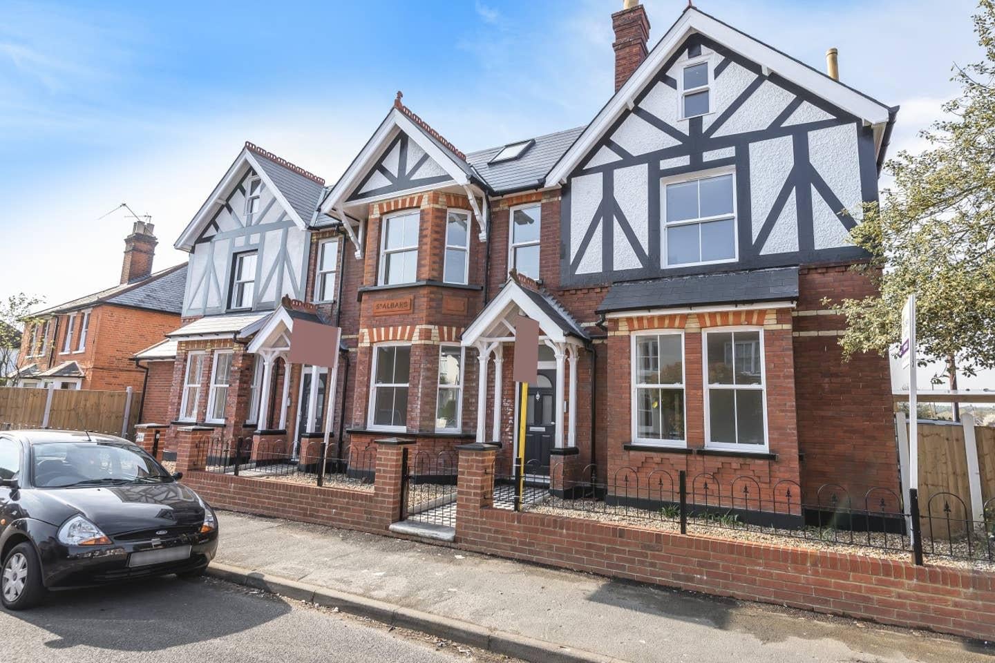 Flat Clarence Street in Borough of Runnymede