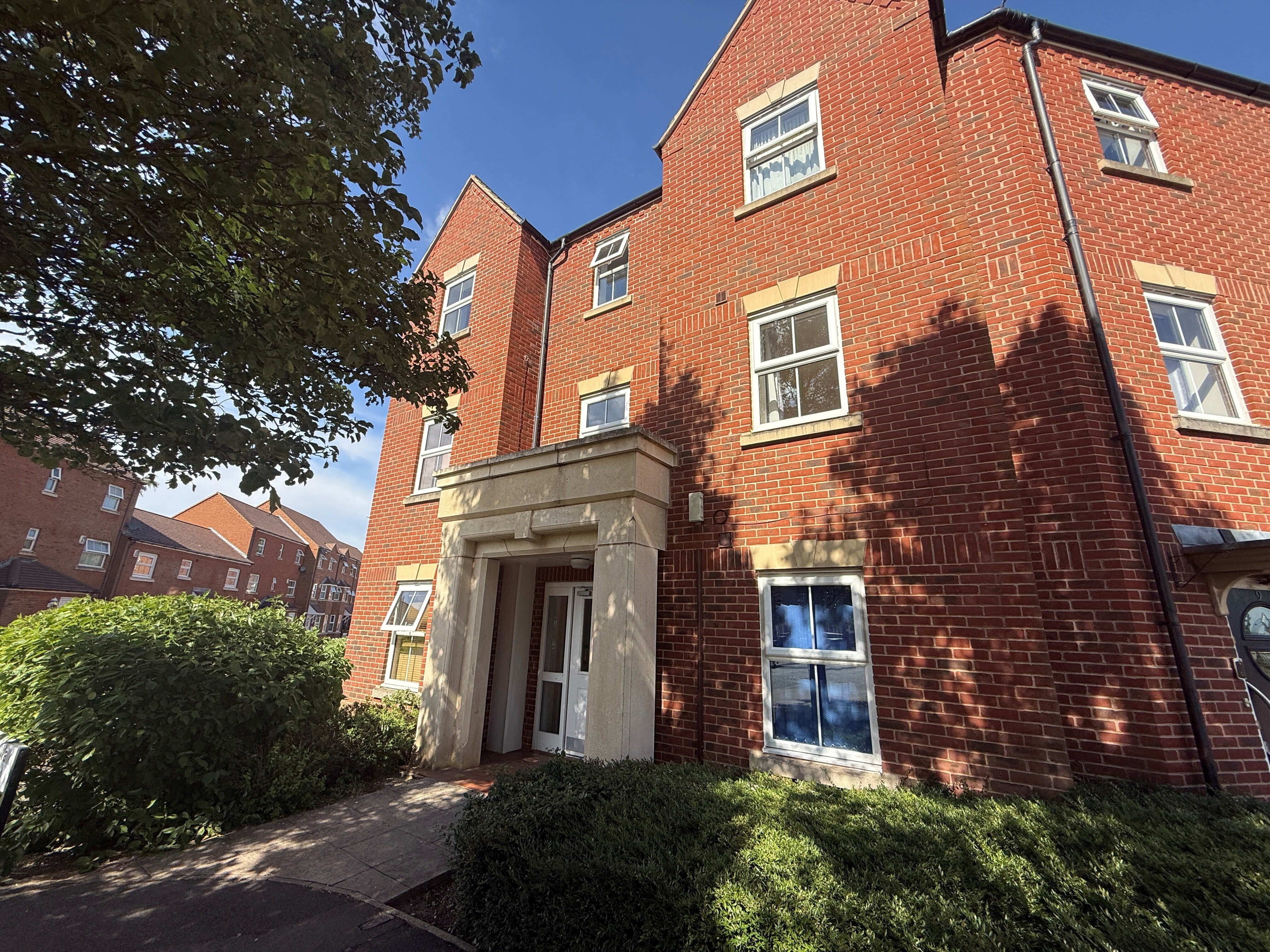 Flat Hinsley Walk in Milton Keynes