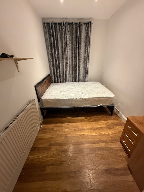 Room York Way in Greater London