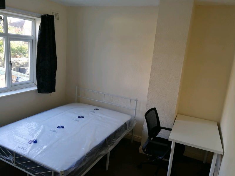 Room Queen Isabel's Avenue in Coventry