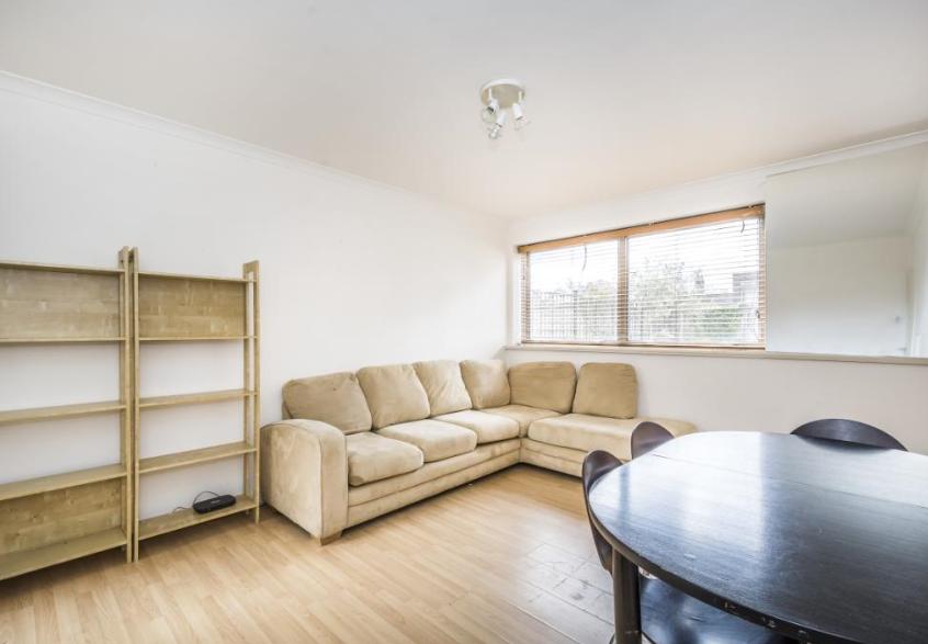 Flat Parkgate Road in Greater London