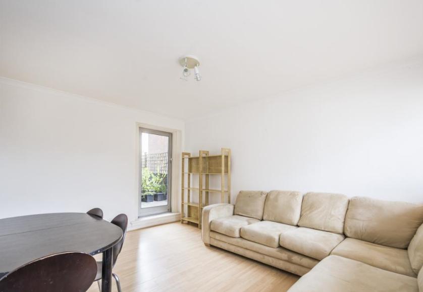 Flat Parkgate Road in Greater London