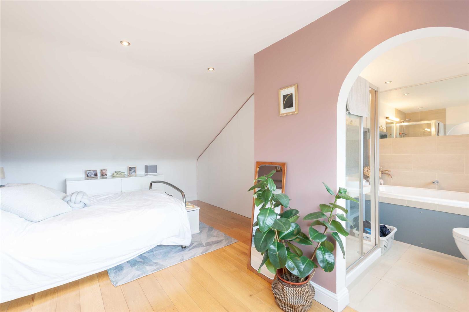 House Summerlands Avenue in Greater London