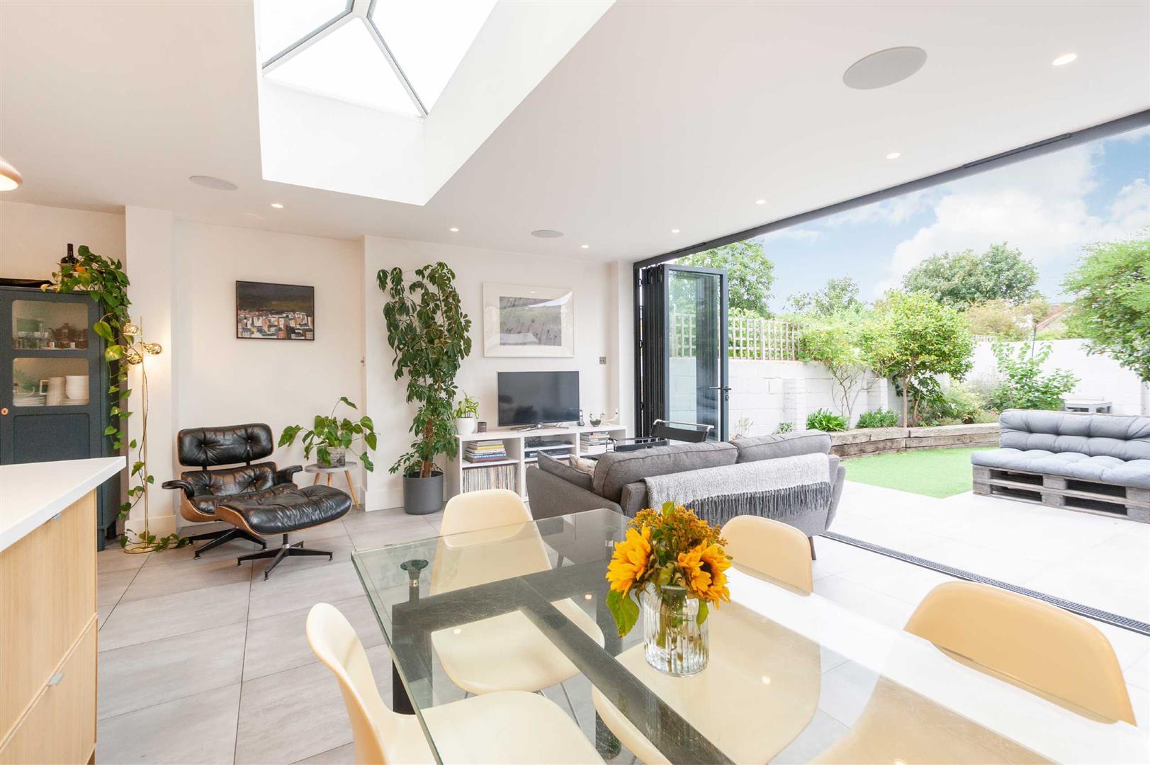 House Summerlands Avenue in Greater London