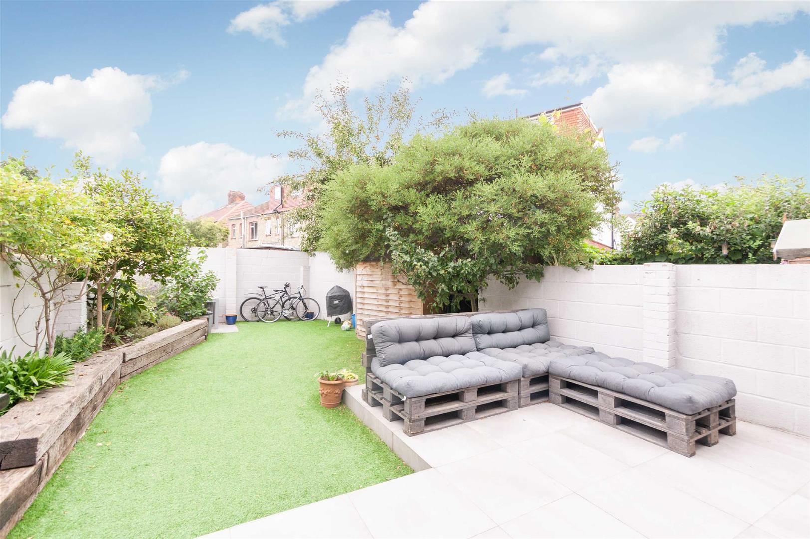 House Summerlands Avenue in Greater London