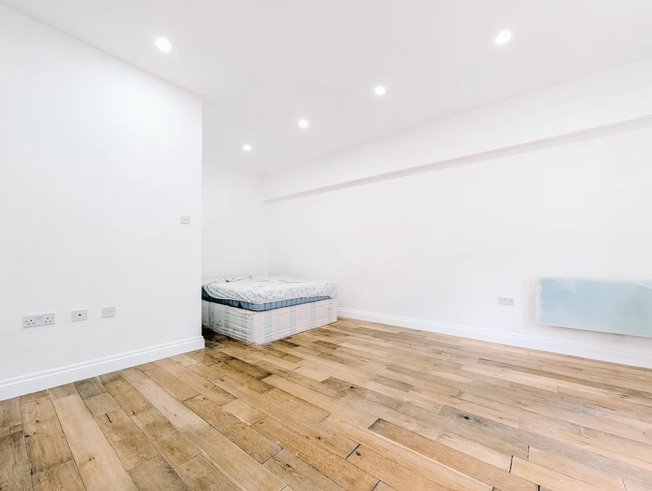 Flat Elmfield Road in Greater London