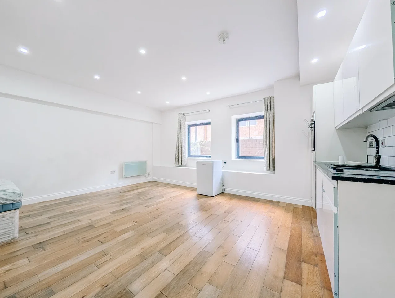 Flat Elmfield Road in Greater London