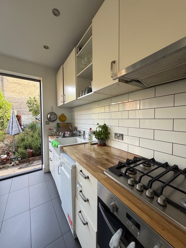 Room Netley Road in Greater London
