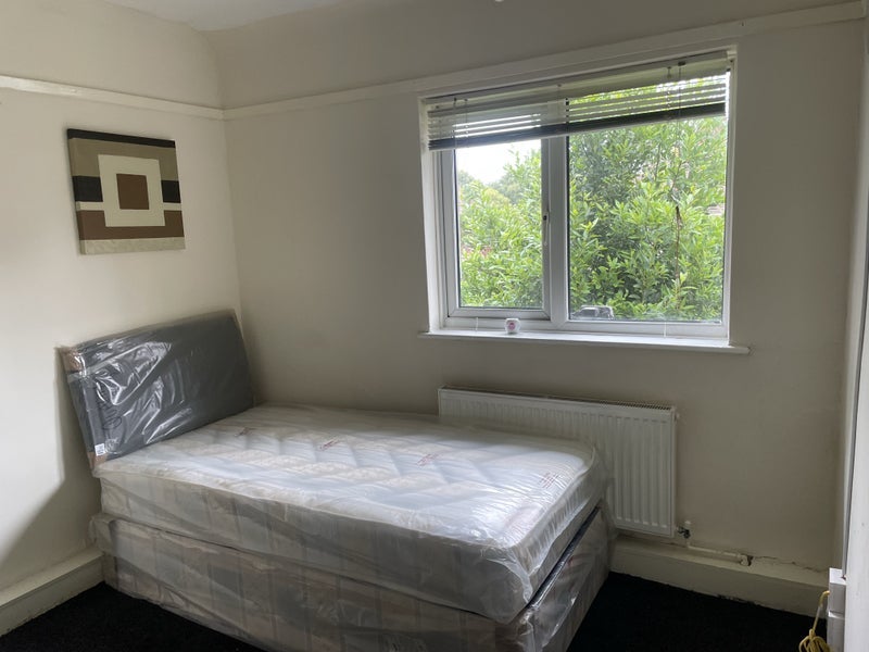 Room Seaton Crescent in Nottingham
