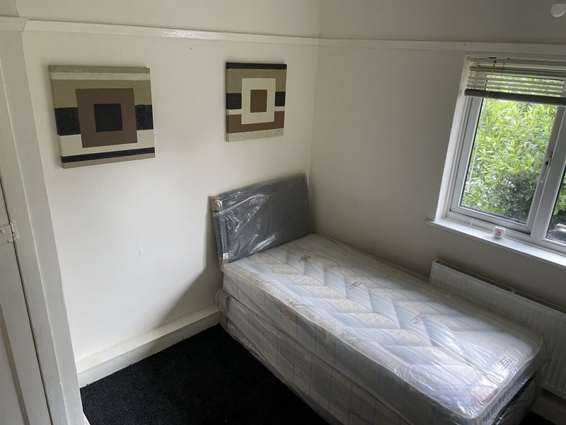 Room Seaton Crescent in Nottingham
