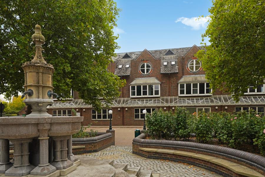 Flat Victoria Square in St Albans