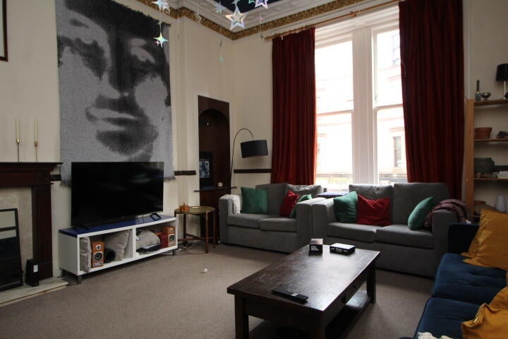 Room Cathcart Road in Glasgow