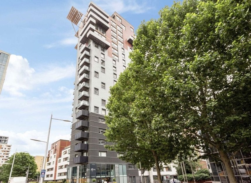 Flat Mastmaker Road in Greater London