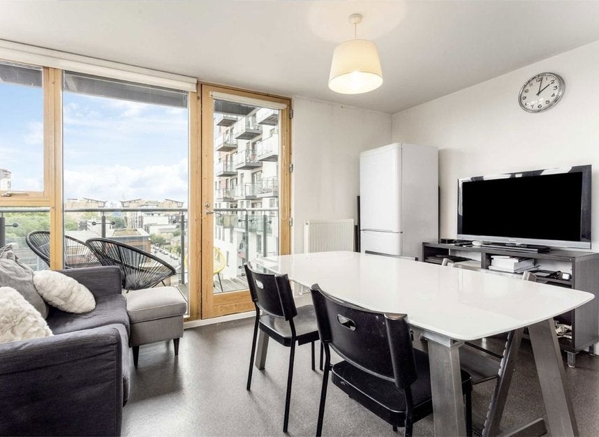 Flat Mastmaker Road in Greater London