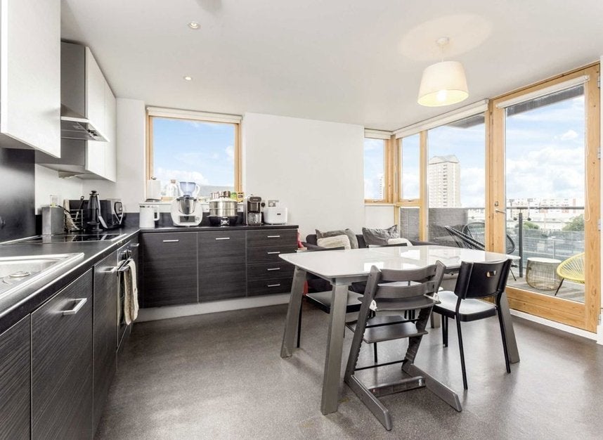 Flat Mastmaker Road in Greater London