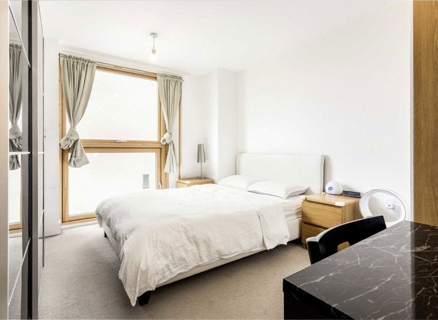 Flat Mastmaker Road in Greater London