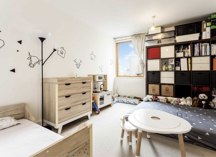 Flat Mastmaker Road in Greater London