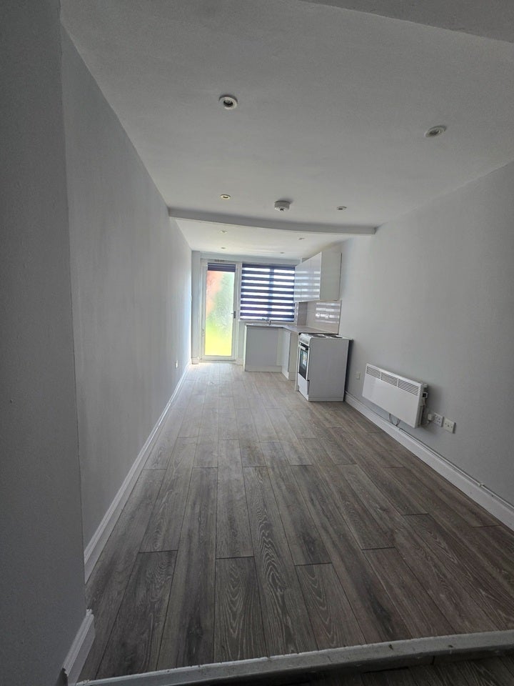 Flat Hendon Way in Greater London