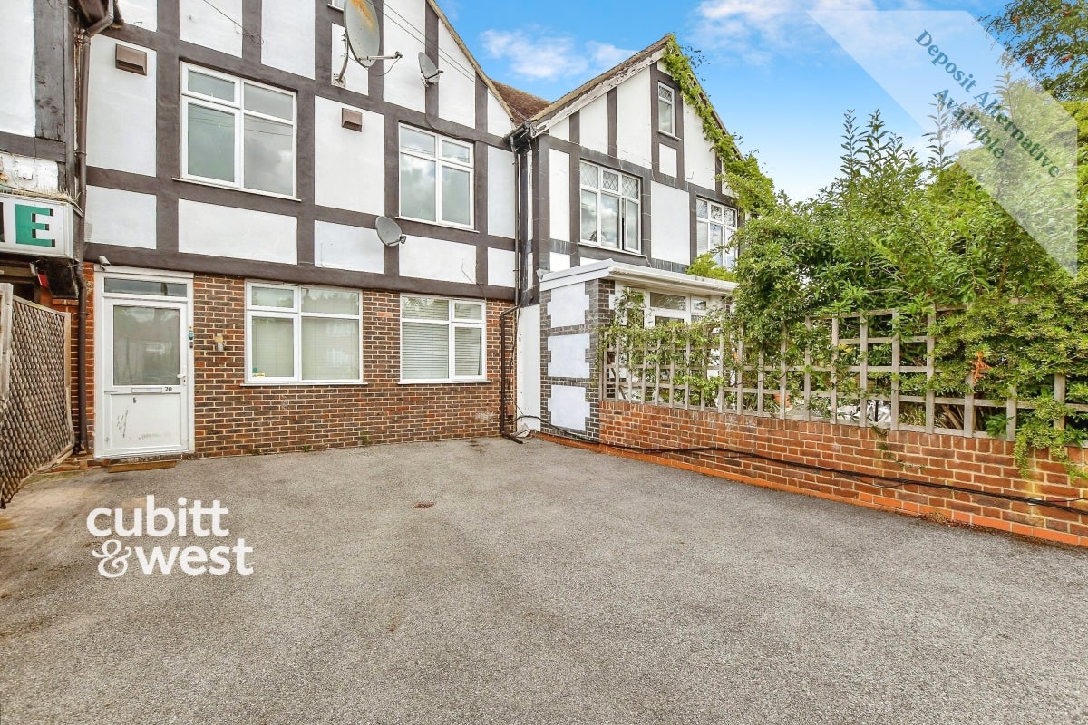 Flat Wheatcroft Court in Greater London