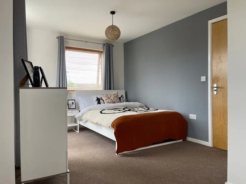 Room College Park Close in Greater London