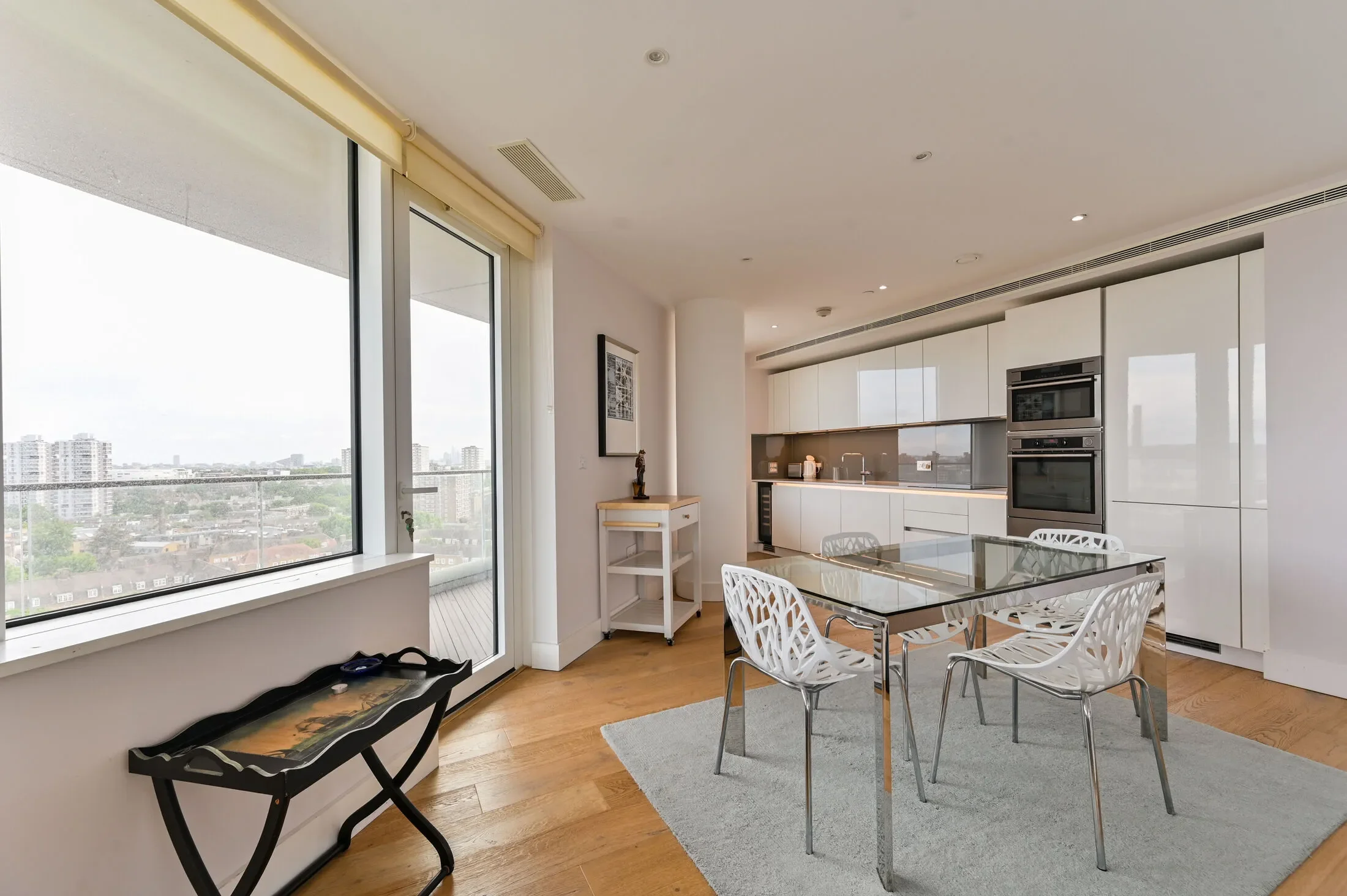 Flat Lombard Road in Greater London