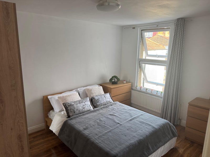 Room Adelaide Road in Greater London