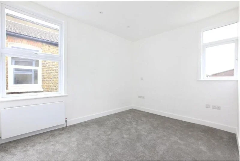 Flat Oakmead Road in Greater London