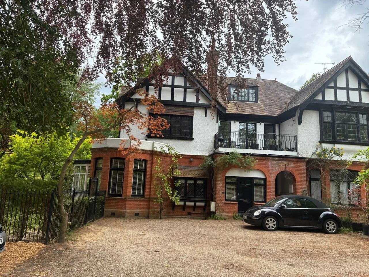 Flat Burleigh Road in Ascot