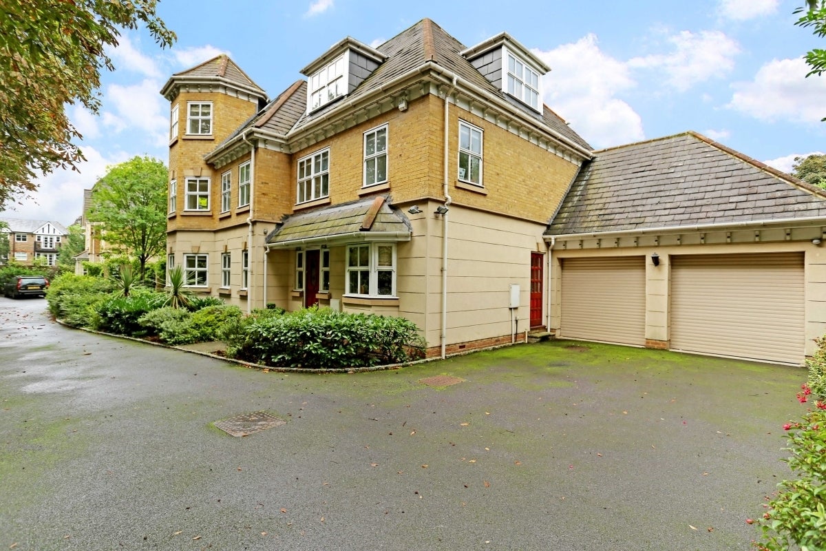 House North Common Lodge in Greater London