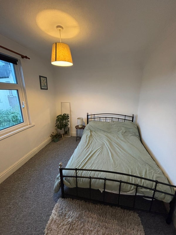 Room Fields Park Road in Cardiff