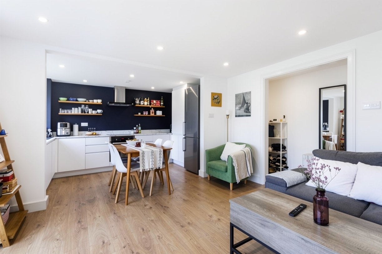 Flat Sunny Bank in Greater London