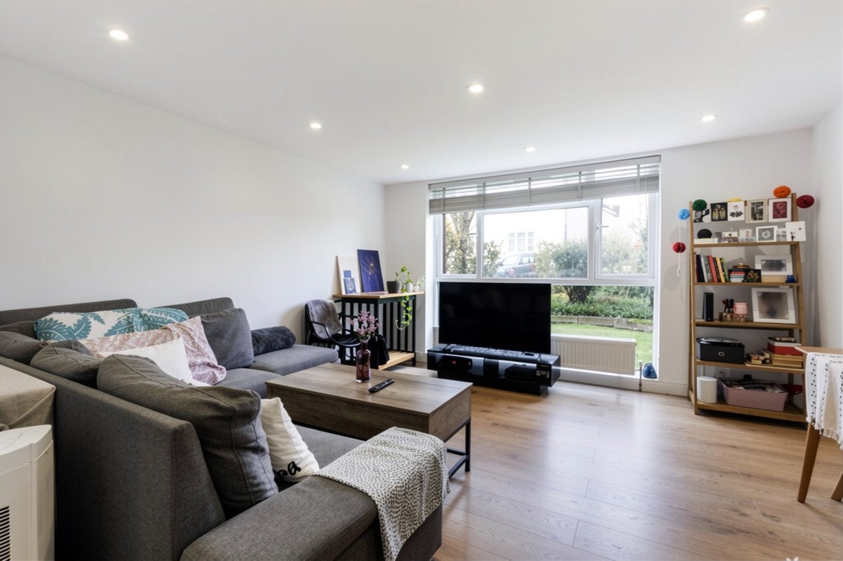 Flat Sunny Bank in Greater London