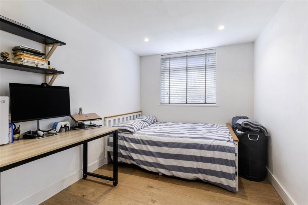 Flat Sunny Bank in Greater London