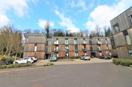 Flat Clock House Gardens in Welwyn