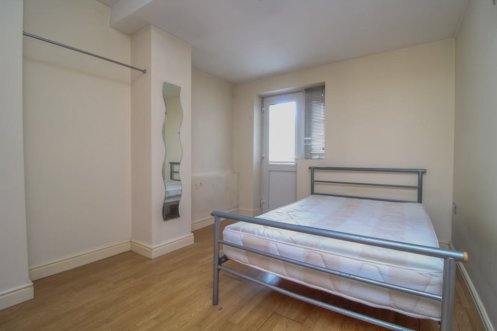 Flat Mackintosh Place in Cardiff