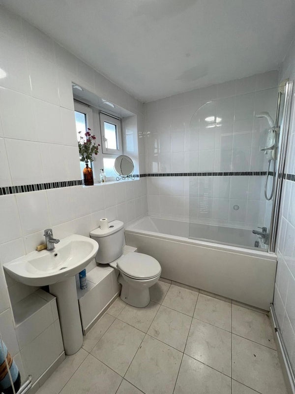 Room Fir Tree Close in Greater London