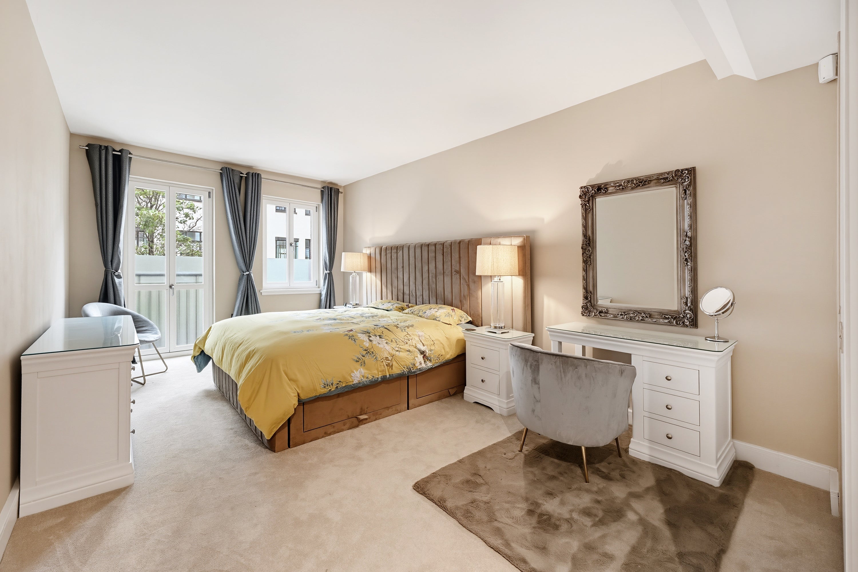 Flat Lancelot Place in City of Westminster