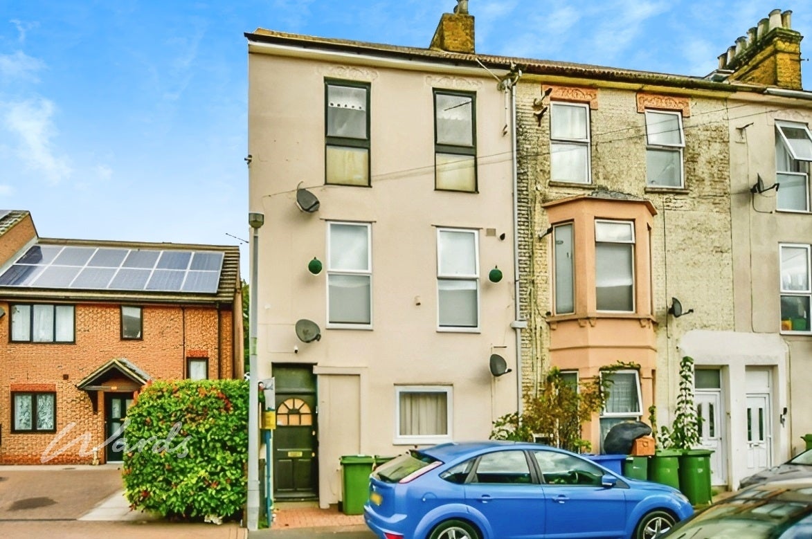 Flat Delamark Road in Borough of Swale